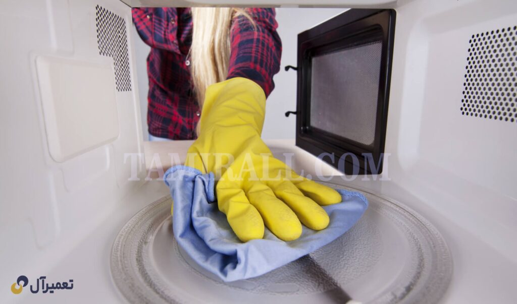 دستمال نمدار برای تمیز کردن مایکروویو